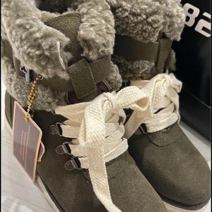 Brand new Ugg boot size 6